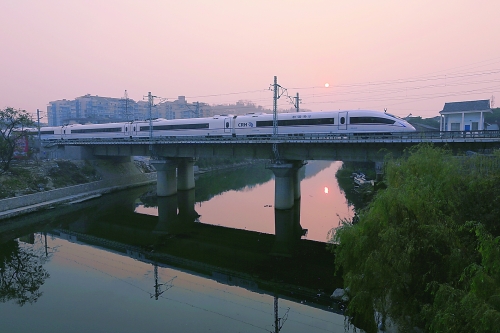 桂林高铁迎来首个新春佳节 - 桂林日报社数字报