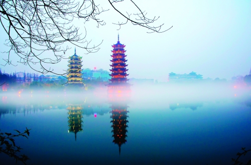 3月19日,桂林标志性建筑之一的日月双塔处,雾气如带.