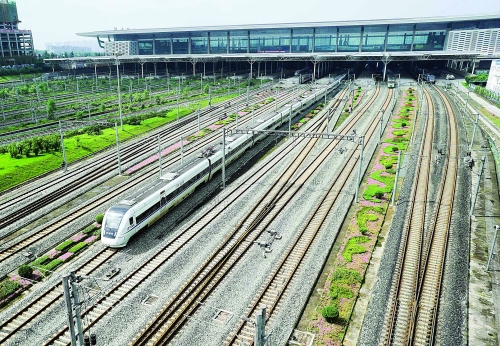 7月1日,一辆动车组列车驶出成都火车东站.