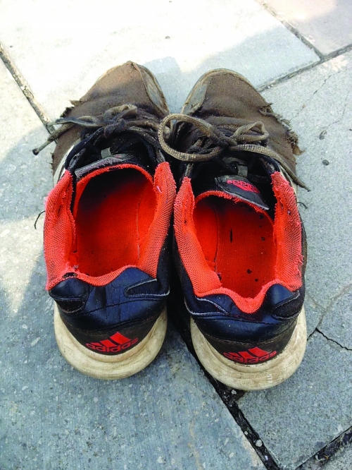 7月初,在长白山,行走了四个月的运动鞋已经破旧不堪.