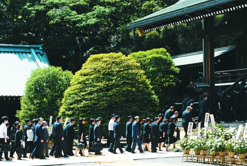 日本两阁僚参拜靖国神社