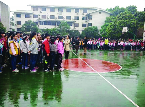 榕湖小学紧急疏散迅速有序.通讯员汤荡 摄