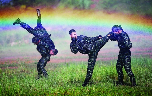 7月30日,两名"眼镜蛇突击队"队员在训练时,身后升起一道彩虹.
