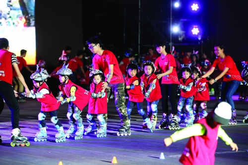 桂林市体育局的巡游节目《青少年轮滑表演》.