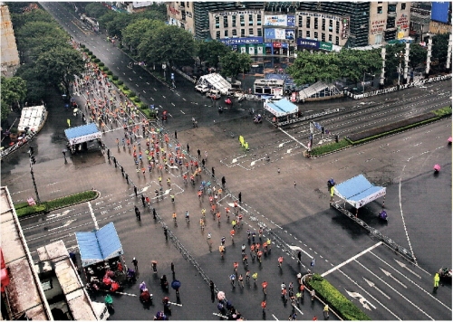 长跑队伍通过桂林最繁华的十字街.