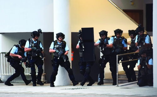 香港警方举行代号"坚盾"的大规模反恐演习