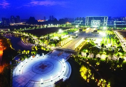 傍晚时分,临桂新区华灯初上,市民广场呈现美丽夜景.记者李凯 摄