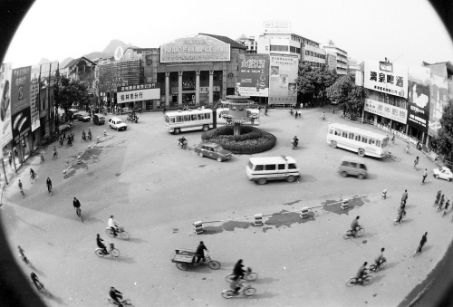 上世纪80年代的桂林十字街圆盘.黄雷 摄