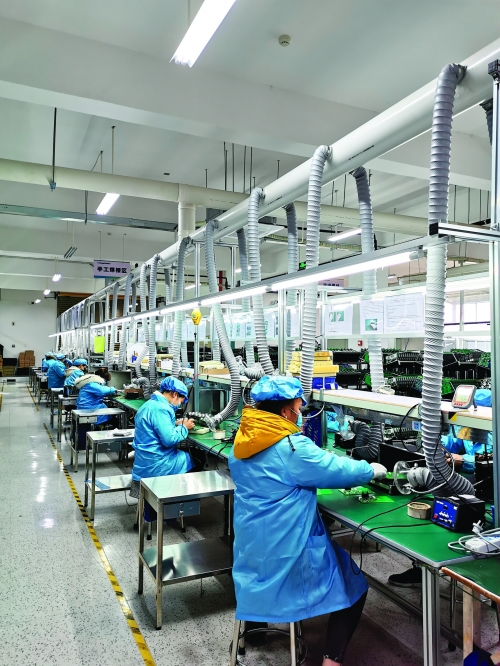 2月10日,桂林方振电子科技有限公司生产车间里,工人们正在紧张