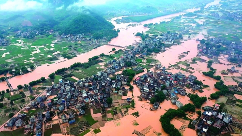 6月8日,被洪水围困的马岭镇(航拍).通讯员钟国文 叶姚远 摄