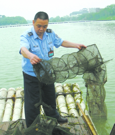 漓江一平方公里水域收缴近百个地笼_桂林生活网新闻中心