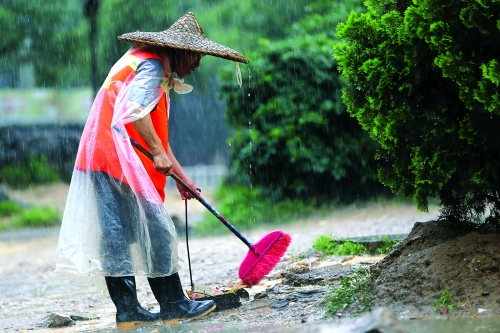 暴雨中的清洁工