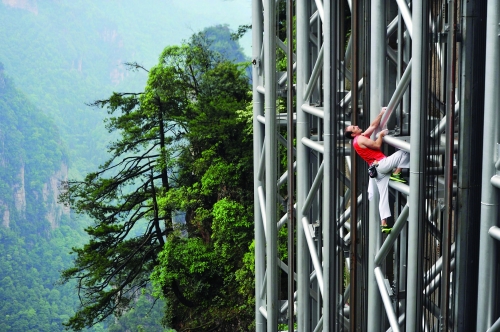 法国\蜘蛛侠\征服张家界百龙天梯