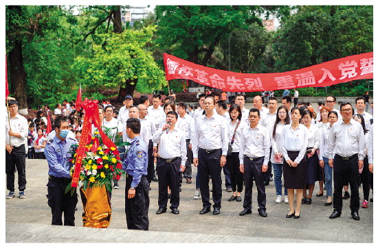 在活动中,党员们向陈光烈士墓敬献了鲜花和花篮.