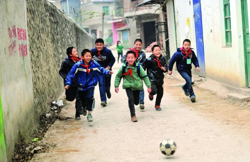 玩足球的孩子 - 桂林晚报社数字报刊平台