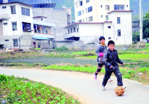 玩足球的孩子 - 桂林晚报社数字报刊平台