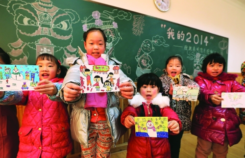 孩子们明信片上画祝福迎新年 - 桂林晚报社数字