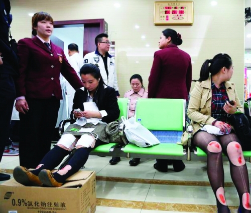 上海一自动扶梯突然倒行 致10多人摔伤 - 桂林