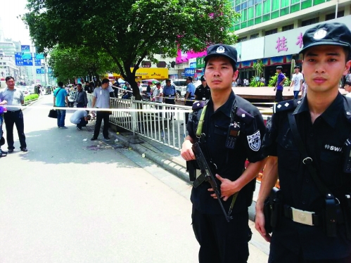 特警开枪 砍人女倒地 - 桂林晚报社数字报刊平