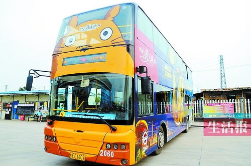     "南宁5路公交车有一辆绘着龙猫的可爱卡通