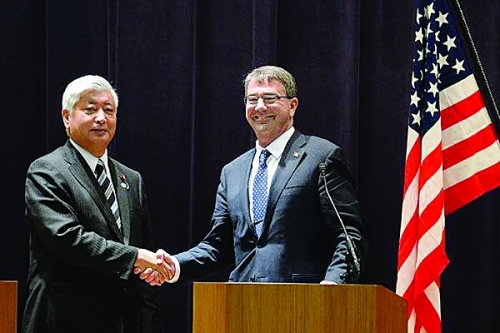 防卫省,日本防卫大臣中谷元(左)与美国国防部长阿什顿·卡特握手致意