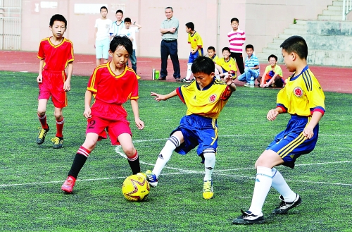 我市举行小学生足球赛 - 桂林晚报社数字报刊平