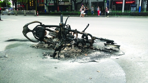 眼看打屁虫起火 驾驶员消失了 - 桂林晚报社