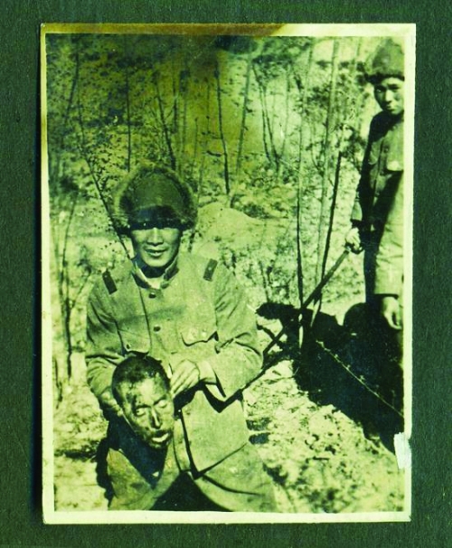 90后男孩收集侵华日军照片