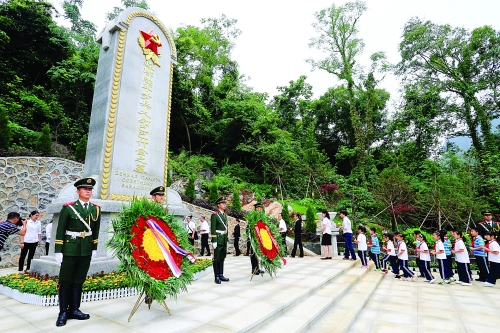 新烈士墓落成后,小学生与市民为烈士墓献花.记者唐永 摄