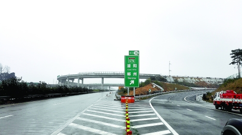 灌凤高速通车,与湖南郴州实现快速连通 记者张鲲 摄