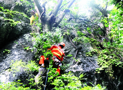 游客爬山被困悬崖 消防员攀岩救人