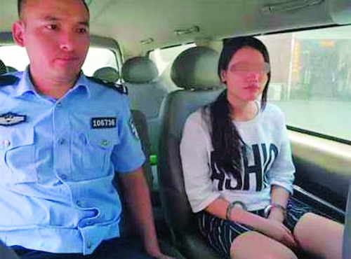 4日,陈虹(右)戴着手铐坐在警车上.