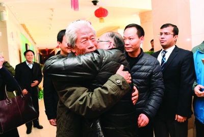 2月11日,在北京首都国际机场,王琪老人与前来迎接他的侄子拥抱.