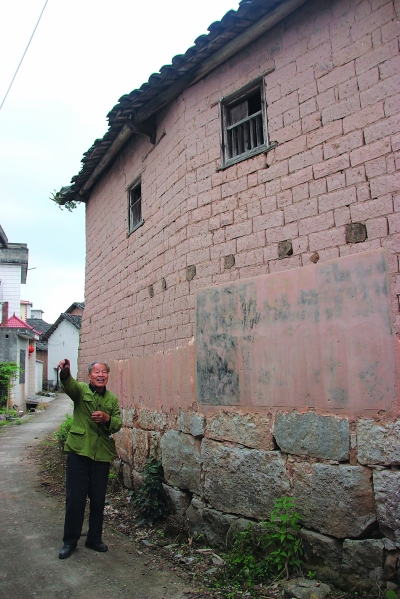 张成富老人在当年特支住所边,向记者介绍"当年我们就是从楼上的