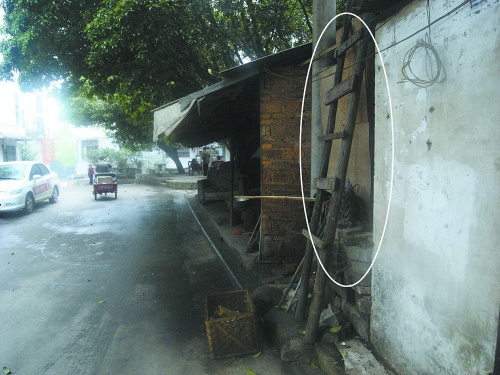 棋牌室搭建临时厕所 粪水乱流居民怨声大