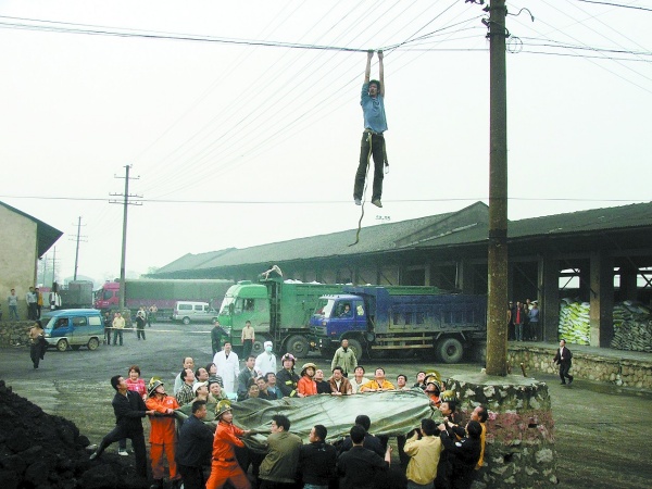 电工触电命悬10米空中 同伴背托施救