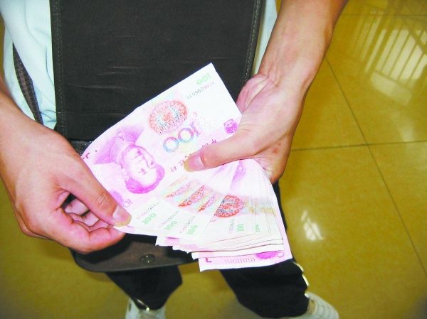 市民atm取到2000 银行否认称是调包_桂林
