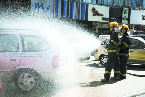 汽油桶放轿车内 高温暴晒险成炸弹