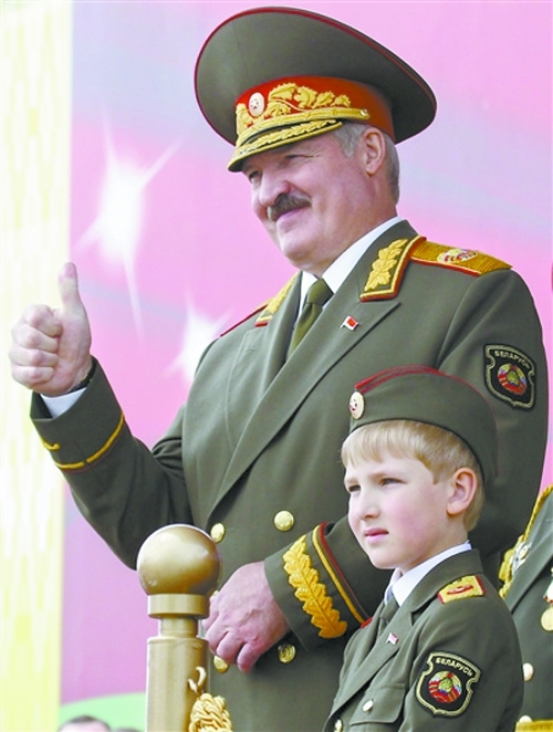 装的尼古拉·卢卡申科和总