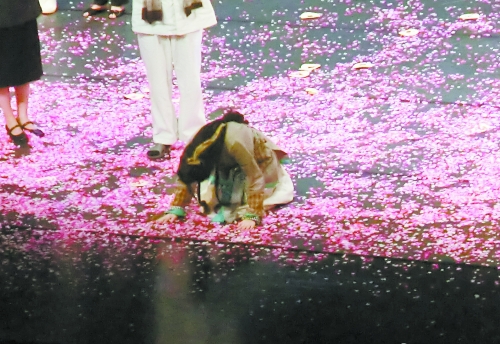 谢娜下跪道歉赢掌声无数