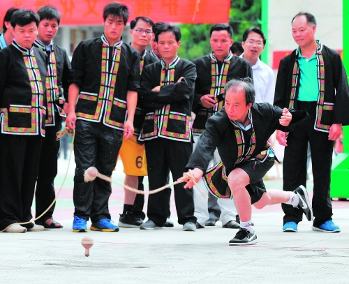 昨天,来自大化瑶族自治县各乡镇的瑶族群众代表参加打陀螺比赛.