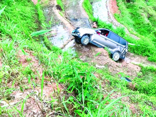 雨天交通事故频发交警教您雨季安全行车