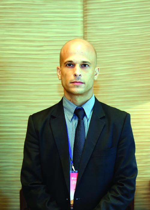 "文 森 特(vincentcalzaroni)说,相同的是,柬埔寨和桂林都以旅游闻名.