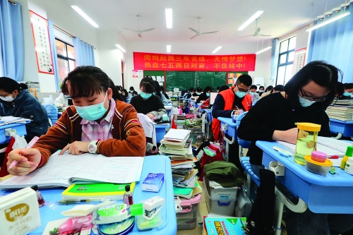 4月28日,桂林中学高三学生在学习书籍资料的环绕下努力做题备战