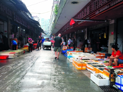 西门菜市卖海鲜的摊档,几乎都把商品摆到了外面,造成地面十分潮湿