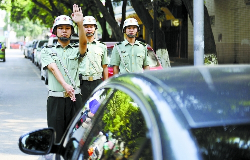 入伍當兵,現為桂林警備區基層連隊一名上等兵,日常負責警備糾察工作